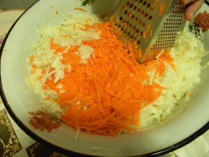 Шинкованная капуста и морковь