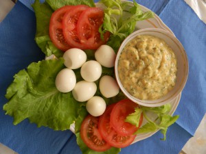 Перепелиные яйца и соус с майонезом