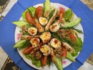 Салат с перепелиными яйцами и огурцами