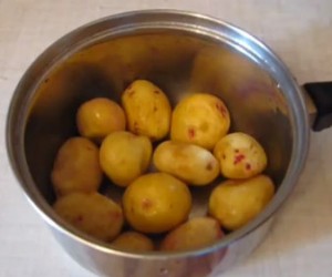 Молодой картофель в кастрюле