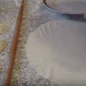 Раскатываем тонким слоем тесто