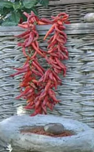 Сушеные красные стручковые перцы на нитке