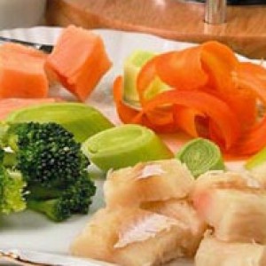 Кусочки сырой рыбы с овощами