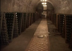 Стеллажи с шампанскими вдоль тоннелей