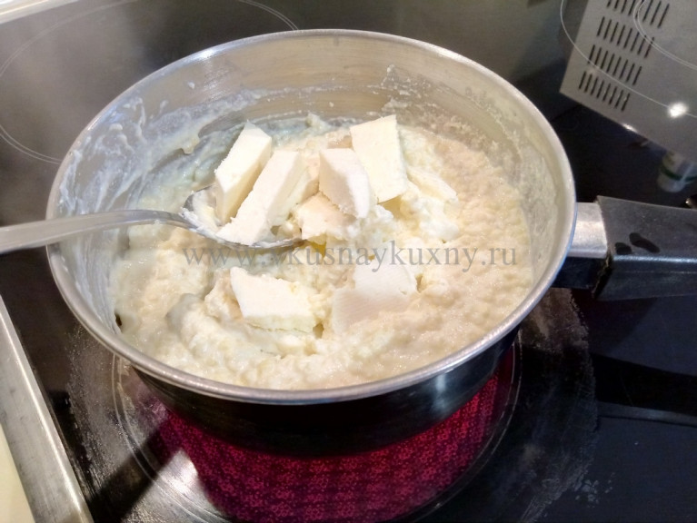 Добавляем сыр в сметанную смесь с яйцом и пшеном