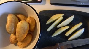Режем молодой картофель брусочками