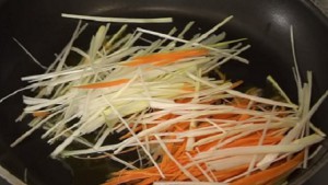 Морковь и лук порей нарезанные соломкой