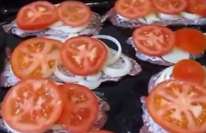 Выкладываем пластинки помидоров на мясе
