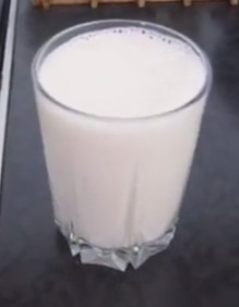 Стакан домашнего молока