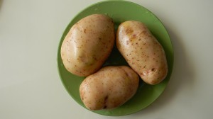 Три картошки на тарелке