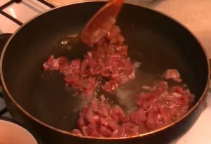 Обжариваем мясо говядины