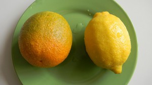 Апельсин и лимон на тарелке