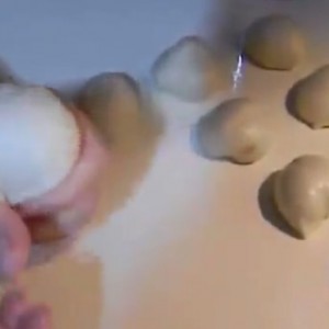 Выдавливаем шарики из теста для булочек