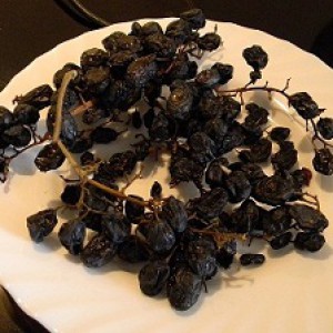 Черный сушеный виноград