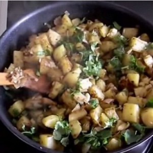 Жареная картошка с зеленью на сковороде