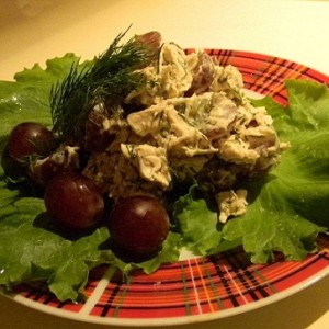 Вкусный салат с виноградом и куриным филе