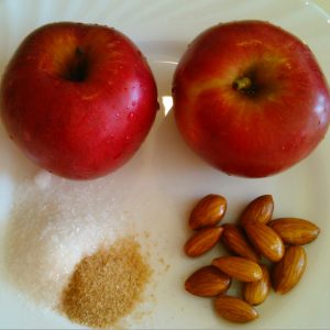 Яблоки красного сорта с миндалём и сахаром