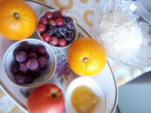 Начиняем утку фруктами, ягодами и рисом перед запеканием
