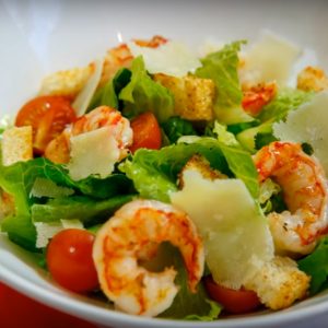 Вкусный салат креветки с помидорами и сыром