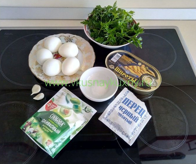 Ингредиенты для фаршированных яиц шпротами и петрушкой и репчатым луком