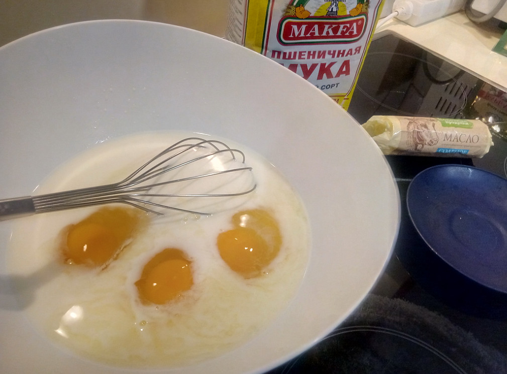 Добавляем яйца в основу для теста по кабардински