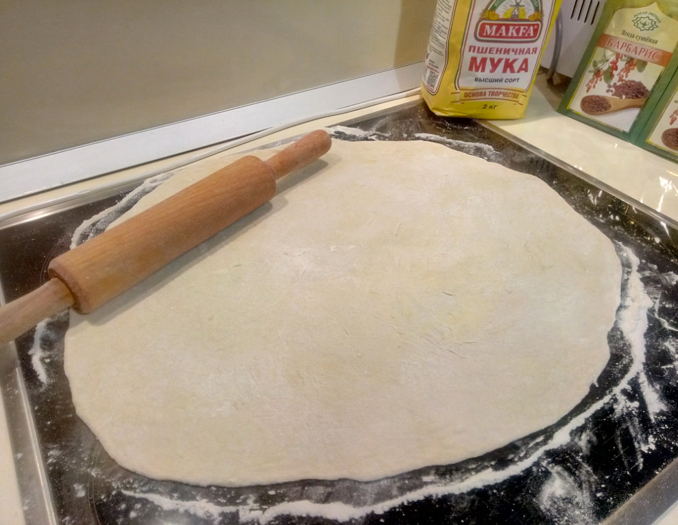 Раскатываем тесто на хлеб по кабардински тонко