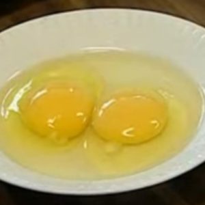 Сырые яйца на тарелке