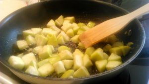 Обжариваем яблоки в меду на сковороде
