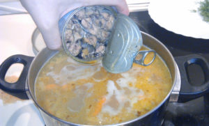 Как приготовить рыбный суп из консервов сайры с рисом