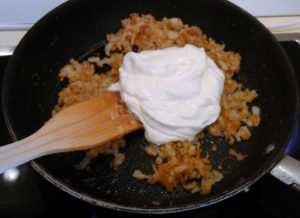 Сметанный соус с луком рецепт с фасолью