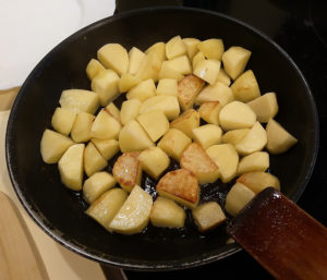 Жарим картофель на сковороде