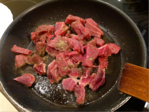 Мясо со специями на сковороде