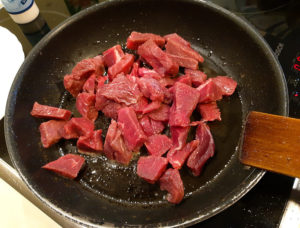 Обжариваем мясо на сковороде