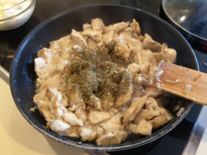 Куриное филе с сушеным сельдереем на сковороде