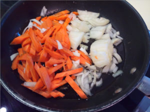 Обжариваем лук с морковкой соломкой