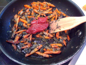 Обжариваем овощи с томатной пастой на масле