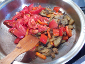 Баклажанное рагу с помидорами на сковороде