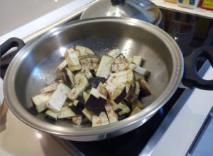 Порезанные баклажаны в сковороде
