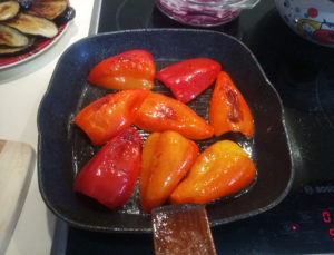 Обжариваем болгарский перец половинками на сковороде