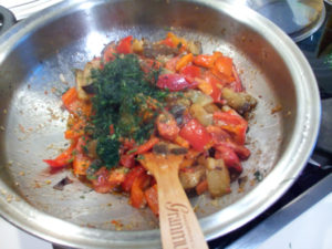 Рагу из овощей с баклажанами и укропом на сковороде