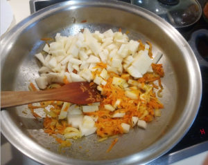Добавляем картофель к овощам в сковороде