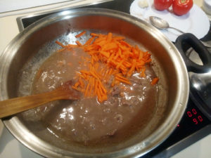 Вкусная тушеная говядина кусочками с морковкой