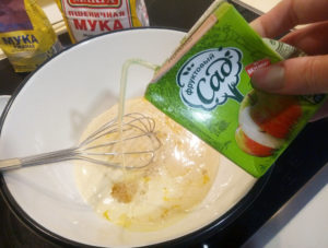 Добавляем яблочный сок в тесто на оладьи с мёдом