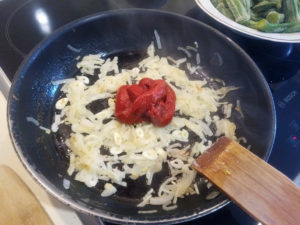 Добавляем томатную пасту к луку
