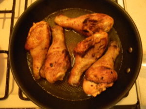 Обжаренные куриные голени на сковороде