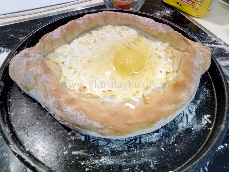 Разбиваем яйцо в лодочку хачапури с сыром