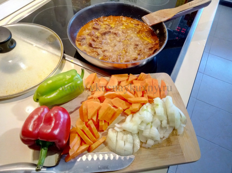 Режем морковь и лук для добавления в мясо в сковороду