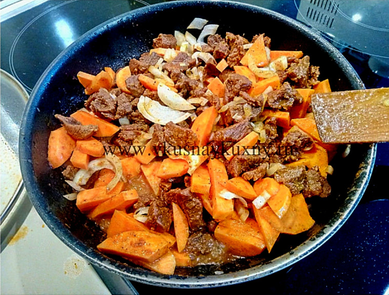 Тушим лук и морковь с мясом на сковороде