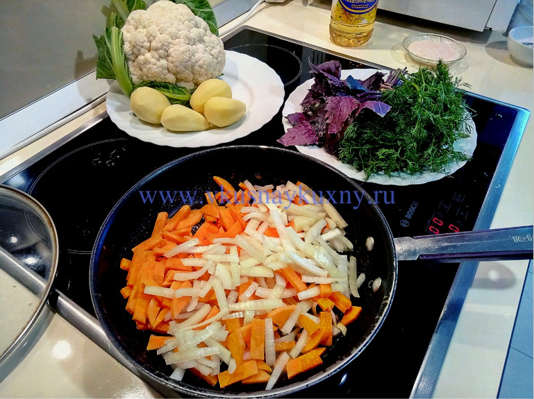 Обжариваем морковь и лук для супа с цветной капустой и картошкой