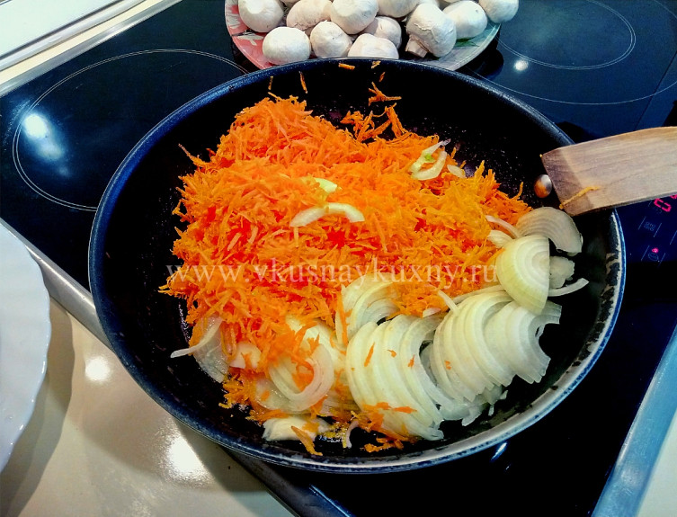 Отправляем лук с морковкой на сковороду тушиться